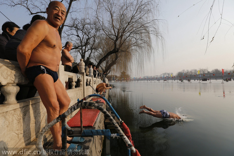 Elderly swimmers see health benefits in freezing water