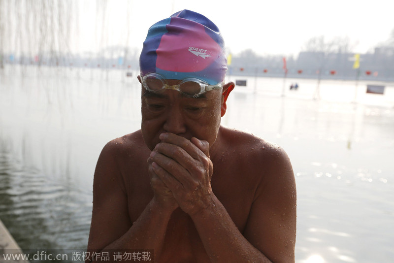 Elderly swimmers see health benefits in freezing water