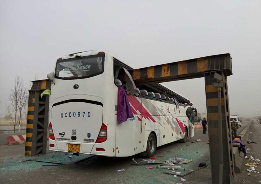 At least 2 dead, dozens hurt after bus hits road barrier