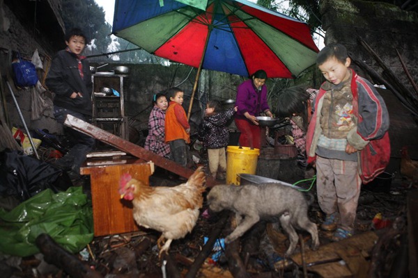 An Eleven-child Family in Sichuan Sparks Controversy