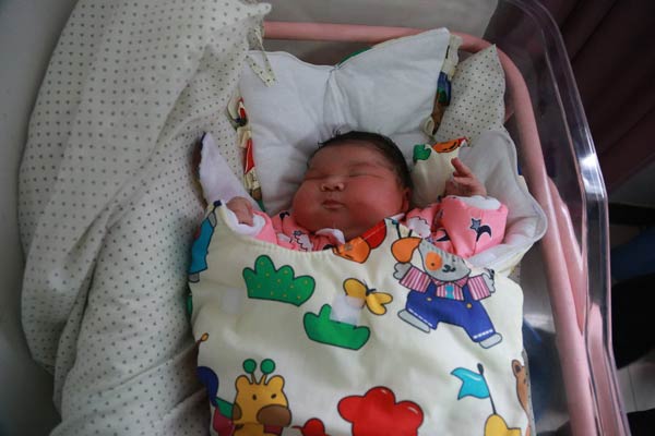 Woman gives birth to 13-pound baby