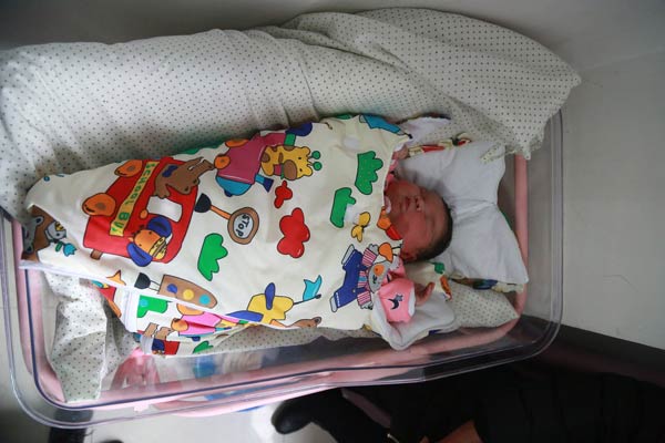 Woman gives birth to 13-pound baby