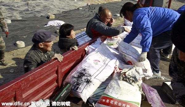 E China villagers snatch fake goods to be destroyed