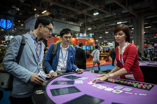Asian casinos woo Chinese as corruption drive hits Macao