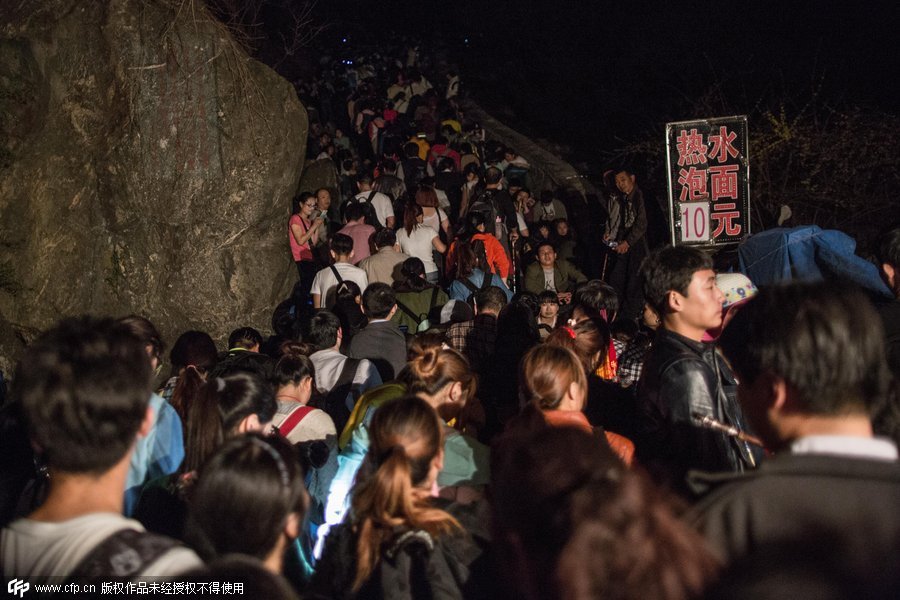 Tourists swarm Mount Taishan even before holiday