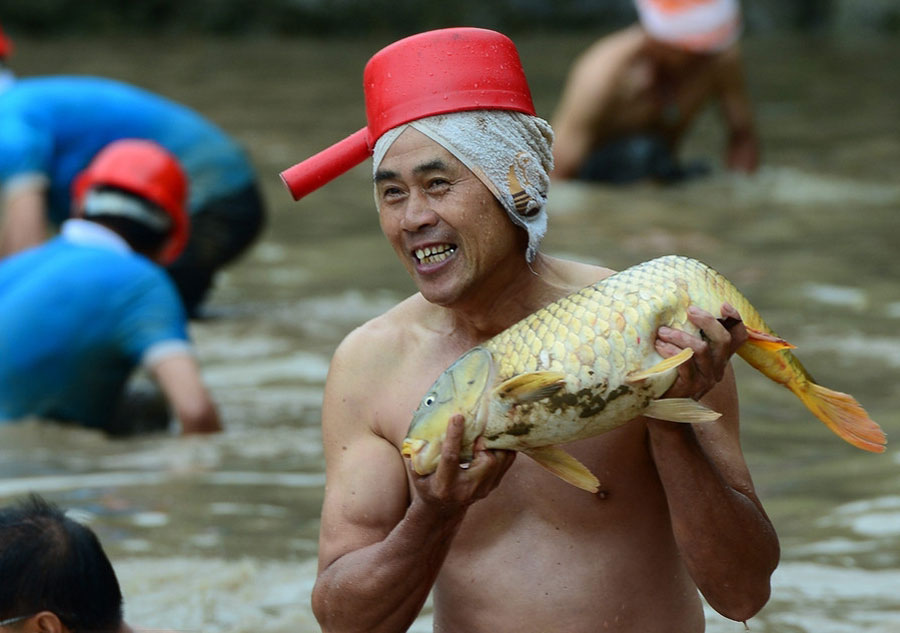 Bare-handed fishing contest held in Guangxi