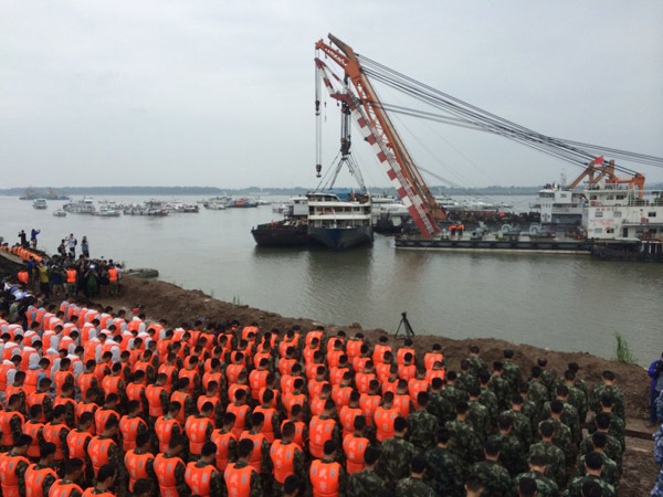 China mourns Yangtze shipwreck victims as search continues