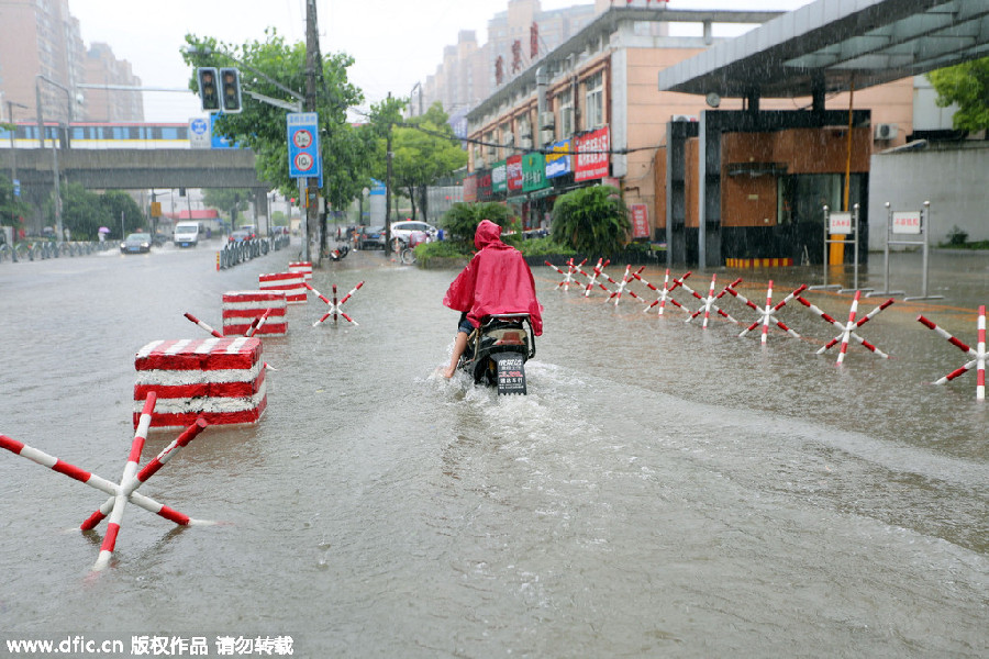 Heavy downpour leaves Shanghai flooded