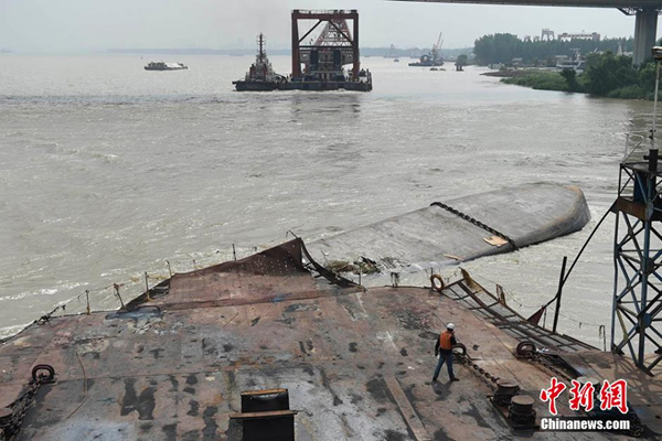 Search underway after cargo ship capsizes on Yangtze