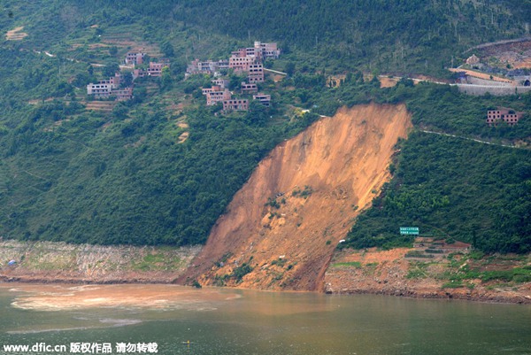 Landslide causes boats to sink in SW China