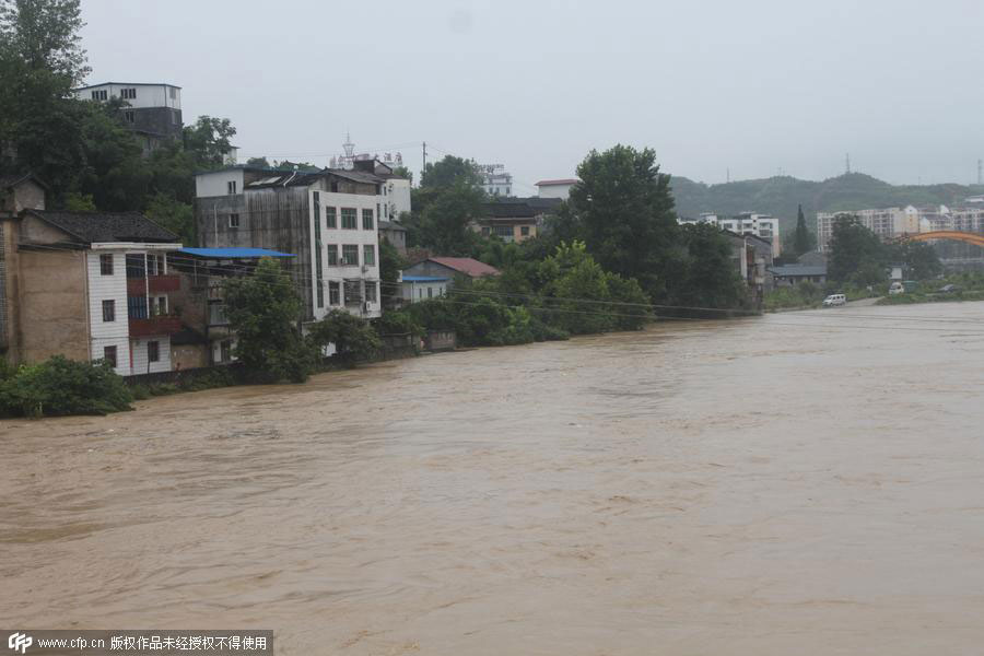 Heavy downpour hits SW China