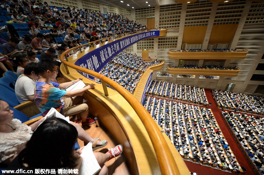 3,000 students attend pre-exam session in huge hall