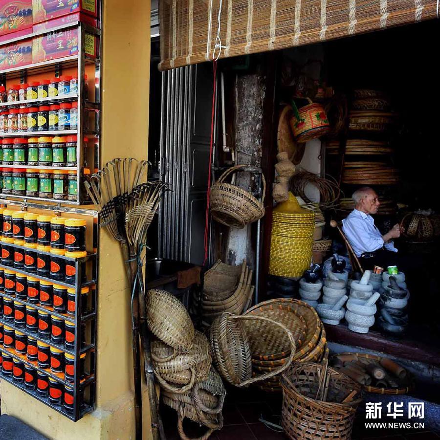 A glimpse of traditional Chinese business blocks