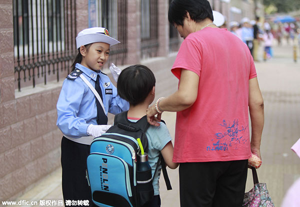 Kids serve as traffic police in C China