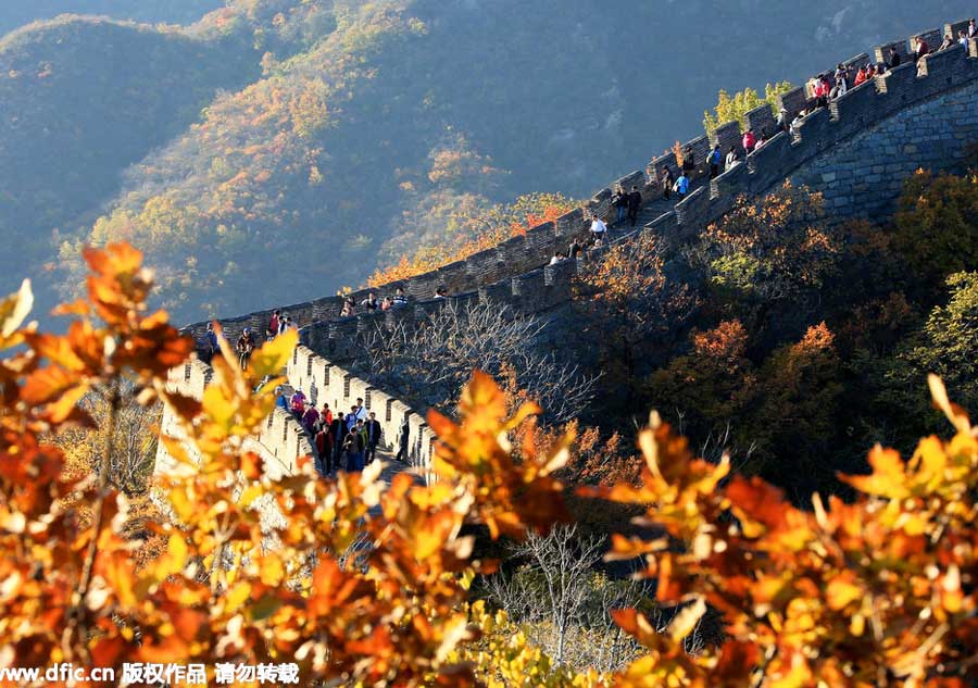Visitors enjoy late autumn in Badaling Great Wall