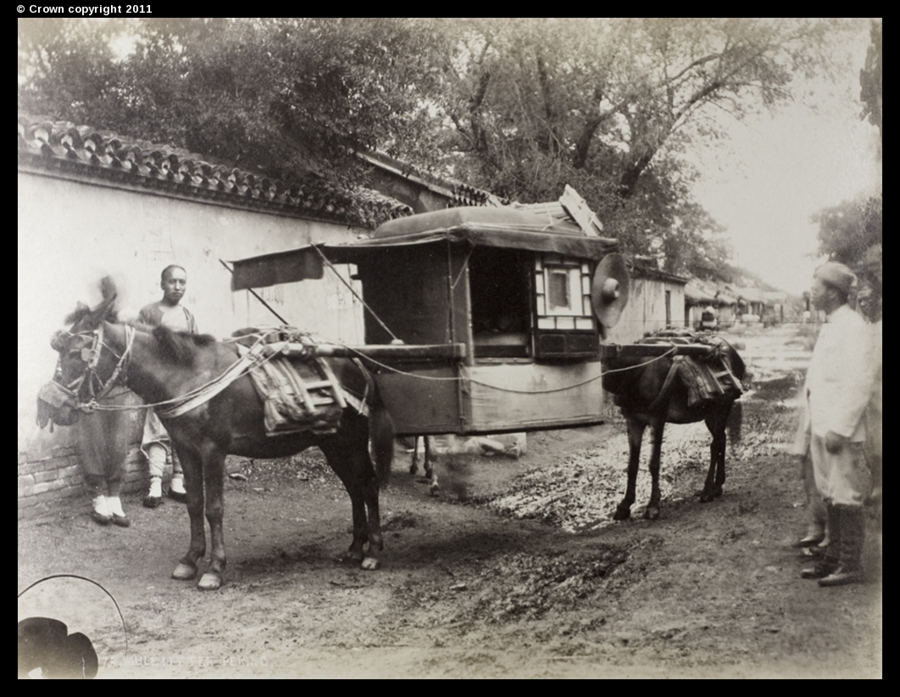 Late Qing dynasty Peking in the lens of a foreign photographer
