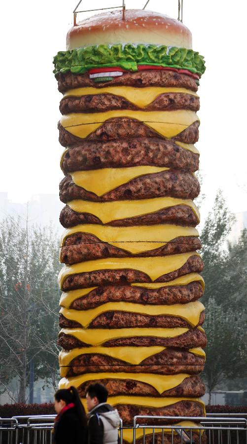 Huge hamburger model shocks Shenyang
