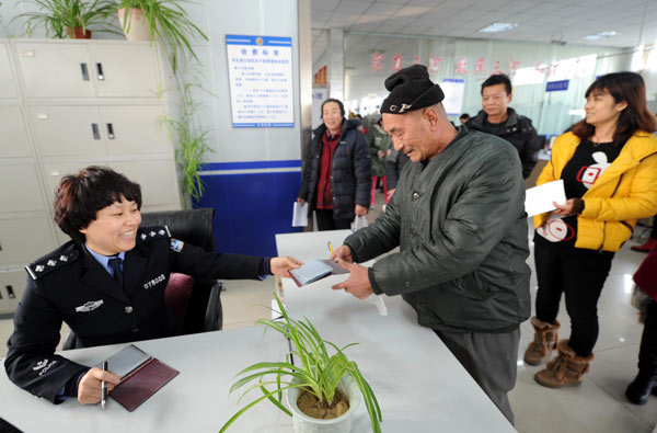 Residents without <EM>hukou</EM> pin hopes on new policy