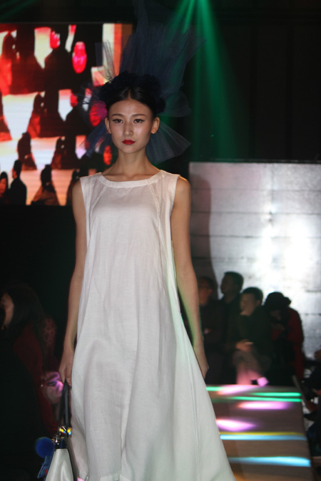 Fashion show features Sichuan silk