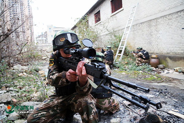 Armed police receive winter training in SW China