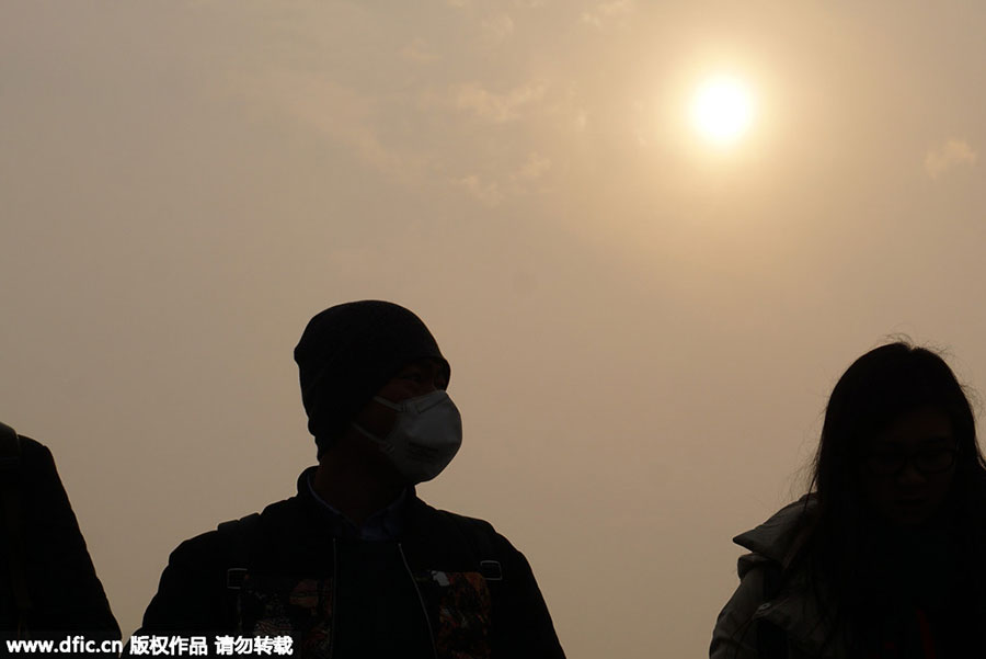 Beijing chokes under red alert smog once again