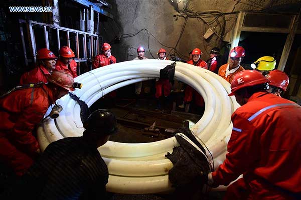 Workers race against time to rescue 17 miners