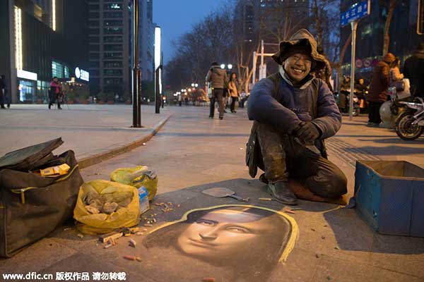 Beggar spends hours drawing Mona Lisa with chalk