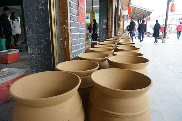 A pottery maker's journey from poverty to well-off life