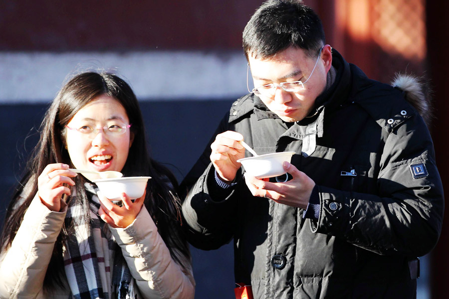 Visitors enjoy free Laba porridge at Yonghe Lama Temple
