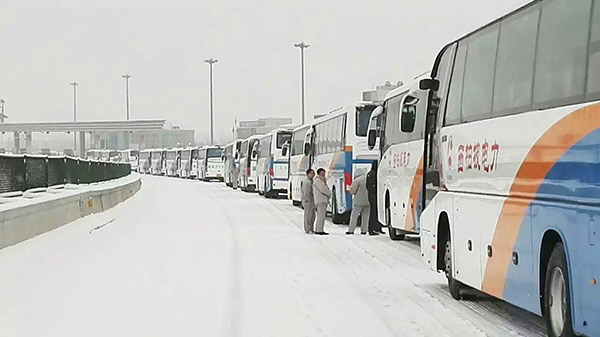 In Hebei, workers' way blocked by snow
