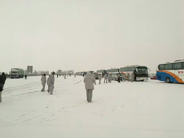 In Hebei, workers' way blocked by snow