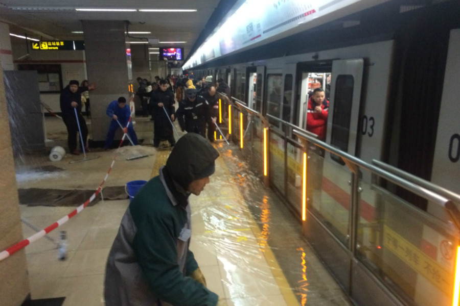 Roof of Shanghai subway leaks due to low temperature