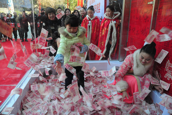 10 tourists grab free money in one minute in East China