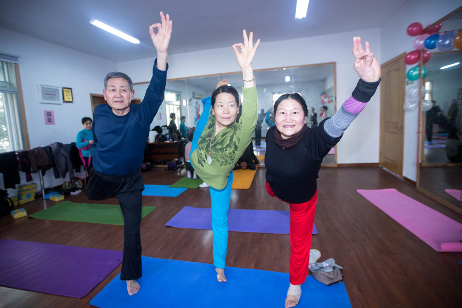 72-year-old teaches yoga for free in Hangzhou