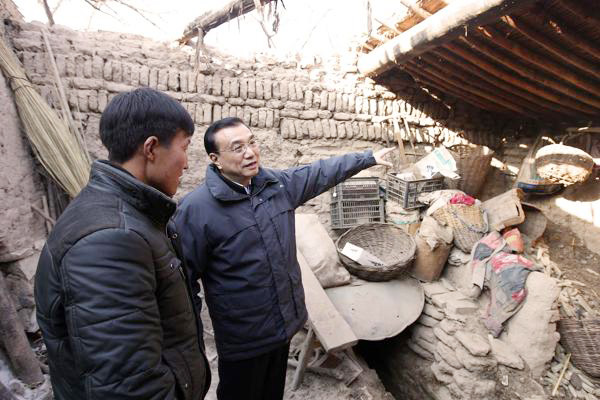 Premier Li visits families in impoverished Ningxia village