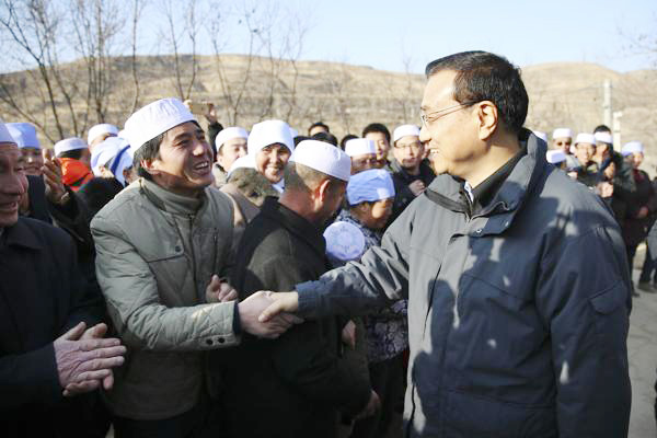 Premier Li visits families in impoverished Ningxia village