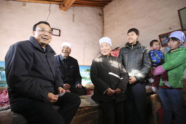 Premier Li visits families in impoverished Ningxia village