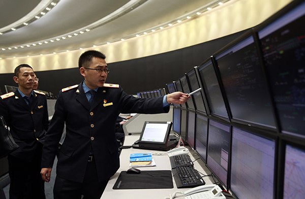 Train conductor sends Spring Festival goers safely on their way