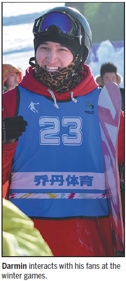 Snowboarder thrills hometown crowd in Urumqi