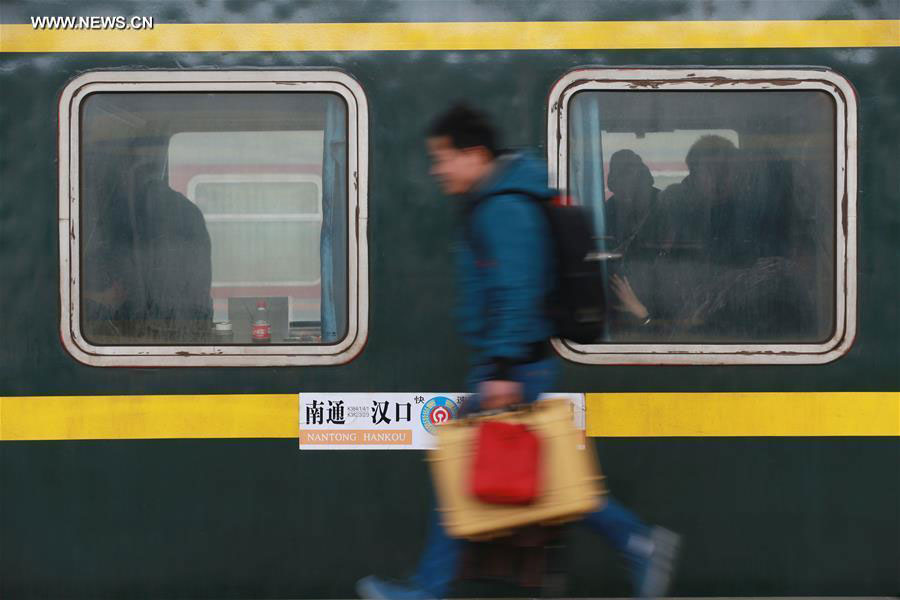 Railway stations witness travle peak as Spring Festival holiday comes to end
