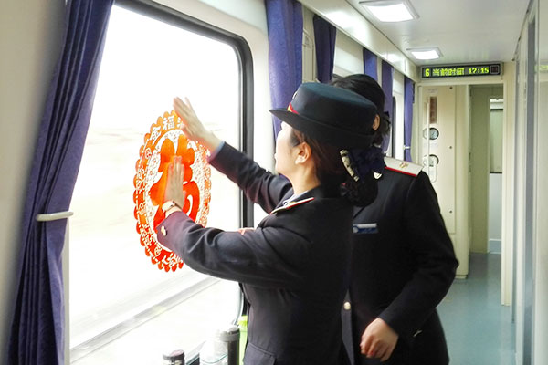 Long-distance train crew works through Spring Festival