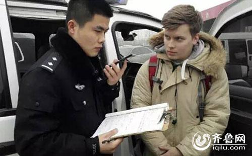 Lost foreign tourists receive help from local police