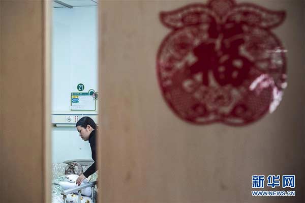 Hubei policeman jumps on flaming bomb to save others