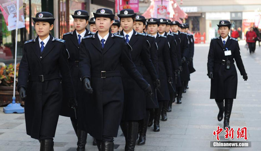 Female <EM>chengguan</EM> are ready for patrol in Lanzhou