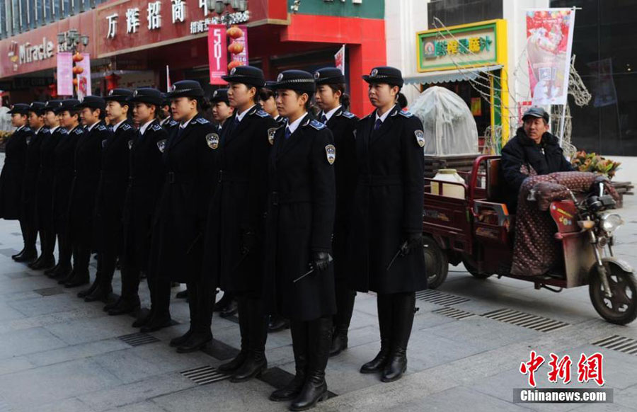 Female <EM>chengguan</EM> are ready for patrol in Lanzhou