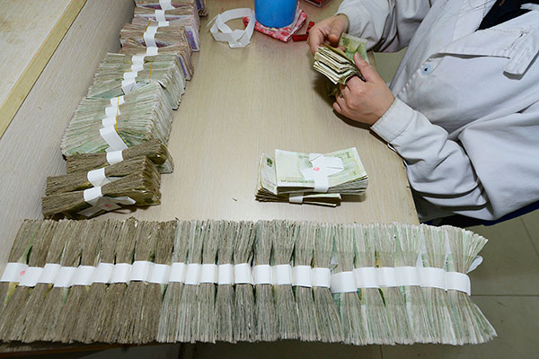 Workers count 8,000 banknotes daily