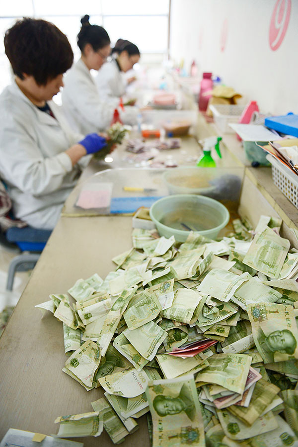 Workers count 8,000 banknotes daily