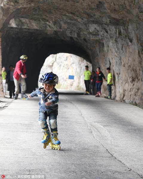 Little champ: Four-year-old roller skates on cliff