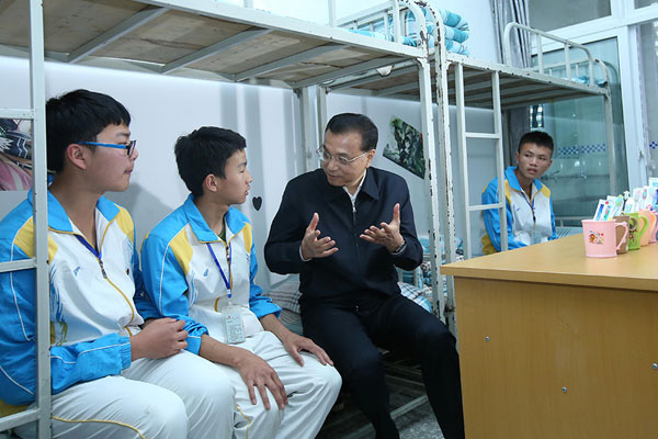 Premier Li stresses building solid schools and hospitals in Lushan