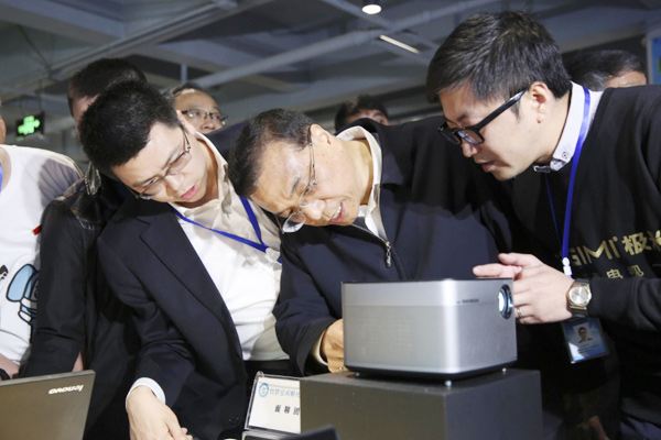 Premier plays badminton with robot as he visits Chengdu's entrepreneurial hub